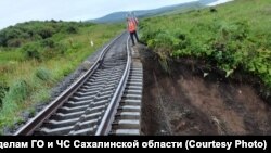 Поврежденный паводком железнодорожный путь на Сахалине