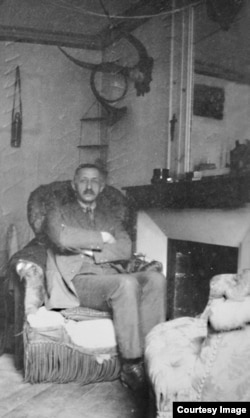 И. Бунин в кабинете. Амбуаз, Шато Нуарэ. 1922
