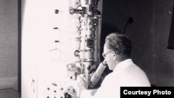 Ханс Бейтельшпахер за электронным микроскопом. Фото из частного собрания. Фрагмент.