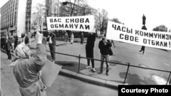 Москва, Пушкинская площадь, 1 мая 1994 г. Александр Подрабинек на антикоммунистической акции
