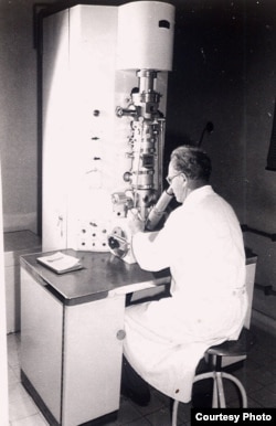 Бейтельшпахер за микроскопом. Источник: частный архив