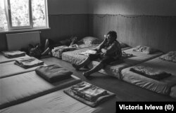 Эвакуированные БАЗОЙ UA жительницы Лисичанска беседуют с родными в гостевой комнате церкви христиан веры евангельской