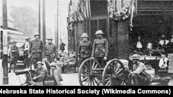 Военные охраняют деловой район афроамериканцев в Омахе, штат Небраска, после расовых беспорядков. Сентябрь 1919 