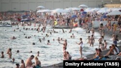 Россия. Сочи. Отдыхающие на пляжах "Звездный" и "Ривьера", август 2021 года
