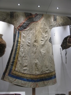 Праздничный халат из шкуры горбуши. Южно-Сахалинский музей