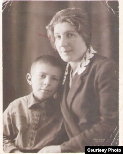Поэль Карп с матерью
