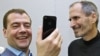 Дмитрий Медведев, ныне покойный Стив Джобс и айфон
