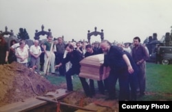 Александр Генис и Петр Вайль на похоронах Сергея Довлатова. Август 1990 года