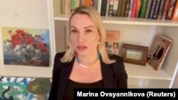 Редактор Первого канала Марина Овсянникова, устроившая антивоенную акцию в прямом эфире 