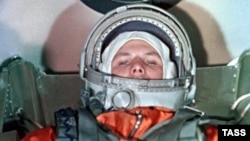 Первый космонавт Земли Юрий Алексеевич Гагарин. Кадр из фильма "10 лет космической эры"