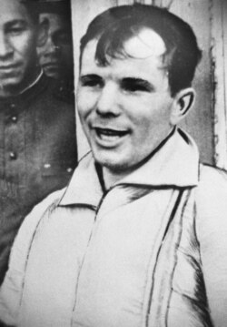 Юрий Гагарин в первые часы после приземления на саратовской земле