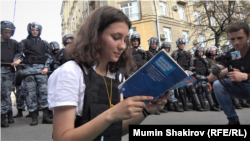 Ольга Мисик читает Конституцию ОМОНу