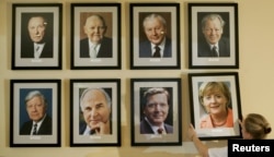 2005 год. В берлинском ресторане Kanzlereck ("Канцлерский уголок") вешают портрет Ангелы Меркель рядом с фото только что побежденного ею Герхарда Шрёдера и их предшественников на посту главы правительства ФРГ