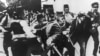 Офицеры арестовывают сербского националиста Гаврило Принципа после убийства эрцгерцога Франца Фердинанда