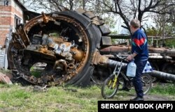 Уничтоженный российский танк в деревне Малая Рогань под Харьковом