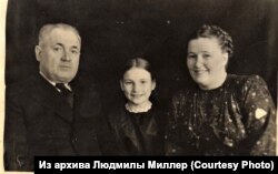 Бывший заключенный Краслага хирург Генрих Навотный с семьей