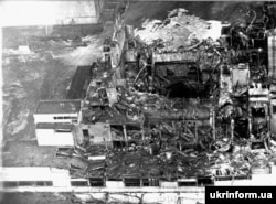 Една от първите снимки, направени след взрива на четвърти блок на Чернобилската атомна електроцентрала, 26 април 1986 г.