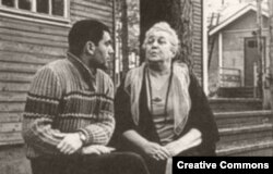 Анатолий Найман и Анна Ахматова в Комарово, 1965 (фотография Л. Полякова)
