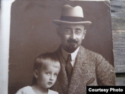 Херманис Албатс с сыном Паулем. Конец 1920-х годов