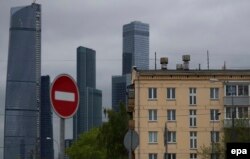 Пятиэтажка и московские небоскребы