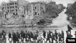 Киев. 19 ноября 1943 г. Части Советской Армии на Крещатике в Киеве