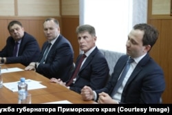 Губернатор Приморского края Олег Кожемяко и Илья Гордюшев (крайний справа)