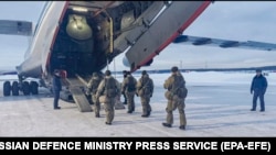 Российские десантники отправляются в Казахстан с миссией, которая официально именуется миротворческой. 8 января 2022 года