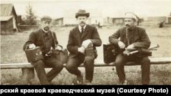 Людвиг Вонаго (в центре) с друзьями-фотографами на озере Шира.1908 г.