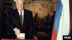 Борис Ельцин голосует на избирательном участке в Барвихе. 3 июля 1996 года