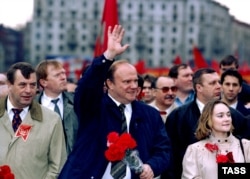 Геннадий Зюганов на первомайском шествии 1996 года