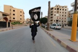 Террорист, боец группировки "Исламское государство" в сирийском городе Ракка. Июнь 2014 года