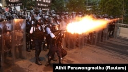 Полиция использует слезоточивый газ против демонстрантов в Гонконге