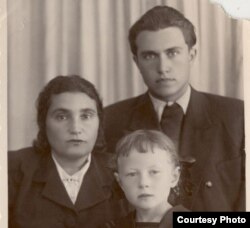 Евгения Гинзбург с сыном и приемной дечерью