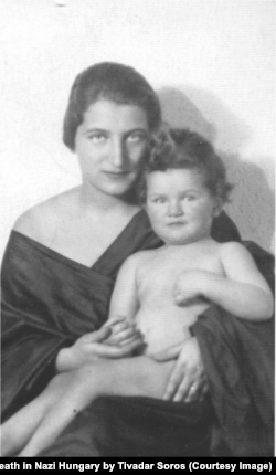 Элизабет Сорос, жена Тивадара, и их сын Пол, 1926 год. Фото из книги Т.Сороса"Маскарад. Игра в прятки со смертью в нацистской Венгрии"