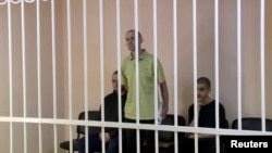 Эйден Аслин, Шон Пиннер и Саадун Брагим в зале суда, Донецк