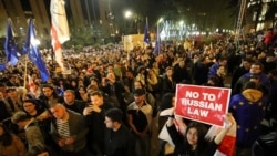 Mii de oameni protestează, iar parlamentarii se ceartă, în timp ce legea georgiană privind „agenții străini" reapare în Parlament