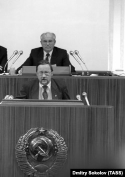 Депутат из Литвы Витаутас Ландсбергис (на первом плане) и Генеральный секретарь ЦК КПСС Михаил Горбачев (на втором плане)