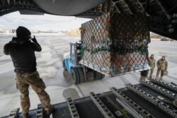 Выгрузка британского вооружения для Украины в аэропорту Киева