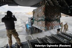 Выгрузка британского вооружения для Украины в аэропорту Киева