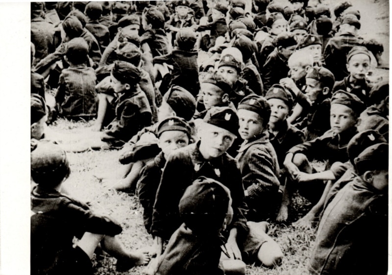 Srpska djeca u ustaškim uniformama za vrijeme snimanja propagandnog filma, Ustupljena fotografija: Spomen Područje Jasenovac