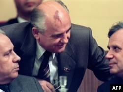 Президент СССР Михаил Горбачев с премьер-министром Николаем Рыжковым (справа) и председателем Верховного Совета СССР Анатолием Лукьяновым. 6 июля 1990