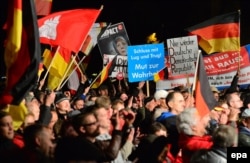 Митинг сторонников "Альтернативы для Германии" в немецком городе Галле в разгар миграционного кризиса в 2015 году