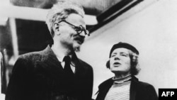 Лев Троцкий и Наталья Седова. Мексика. 1937 г.