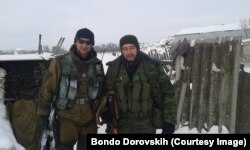 Бондо Доровских (справа) и ополченец из России