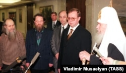 Председатель правительства РФ Сергей Степашин (второй справа) и Патриарх Московский и всея Руси Алексий II встретились с освобожденными из чеченского плена священниками, май 1999 года
