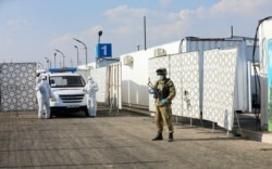 Узбекский военнослужащий у въезда на территорию мобильного госпиталя для пациентов с COVID-19 в Самарканде