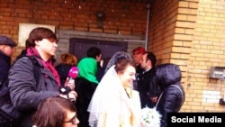 Анастасия Зотова в день свадьбы у СИЗО, 25 февраля 2016 года