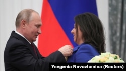 Владимир Путин награждает Маргариту Симоньян орденом Александра Невского, 23 мая 2019 г.