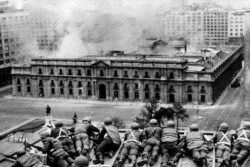 Военный переворот в Чили, возглавленный Аугусто Пиночетом. Штурм президентского дворца Ла Монеда в Сантьяго. 11 сентября 1973 года