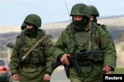Российские солдаты под Симферополем. Крым, 13 марта 2014 года